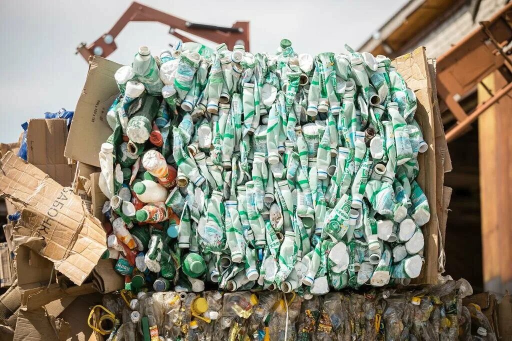 Cloud waste. Пластиковые отходы. Утилизация пластмассовых отходов. Вторсырьё пластик. Переработка вторичного сырья.