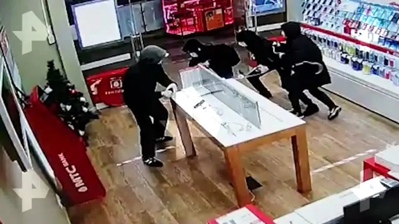 Человек зашел в магазин. Украли стул. Драка в Чертаново в магазине. Зашел в магазин. Профессиональный похититель розыгрыш.