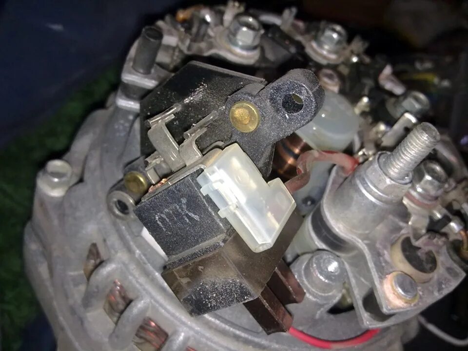 Обмотка возбуждения генератора 3701 схема. Возбуждение генератора через лампочку схема. Схема возбуждения генератора лада калина. Схема реле регулятора напряжения ваз. Схема подключения генератора к аккумулятору напрямую.