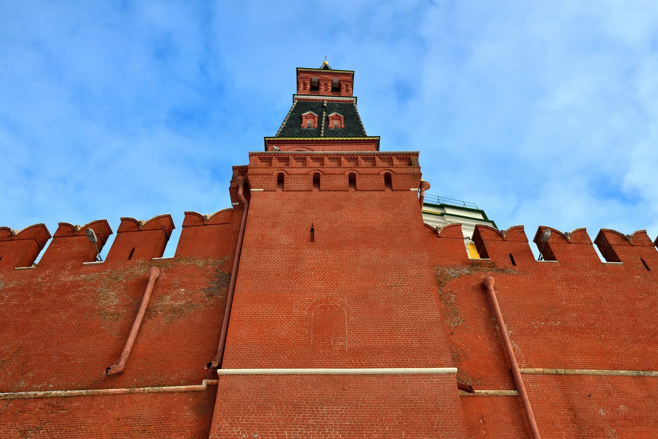 Красная кремлевская стена. Московский Кремль ласточкин хвост. Московский Кремль стена Ласточкины хвосты. Бойницы Московского Кремля. Стены и башни Московского Кремля.