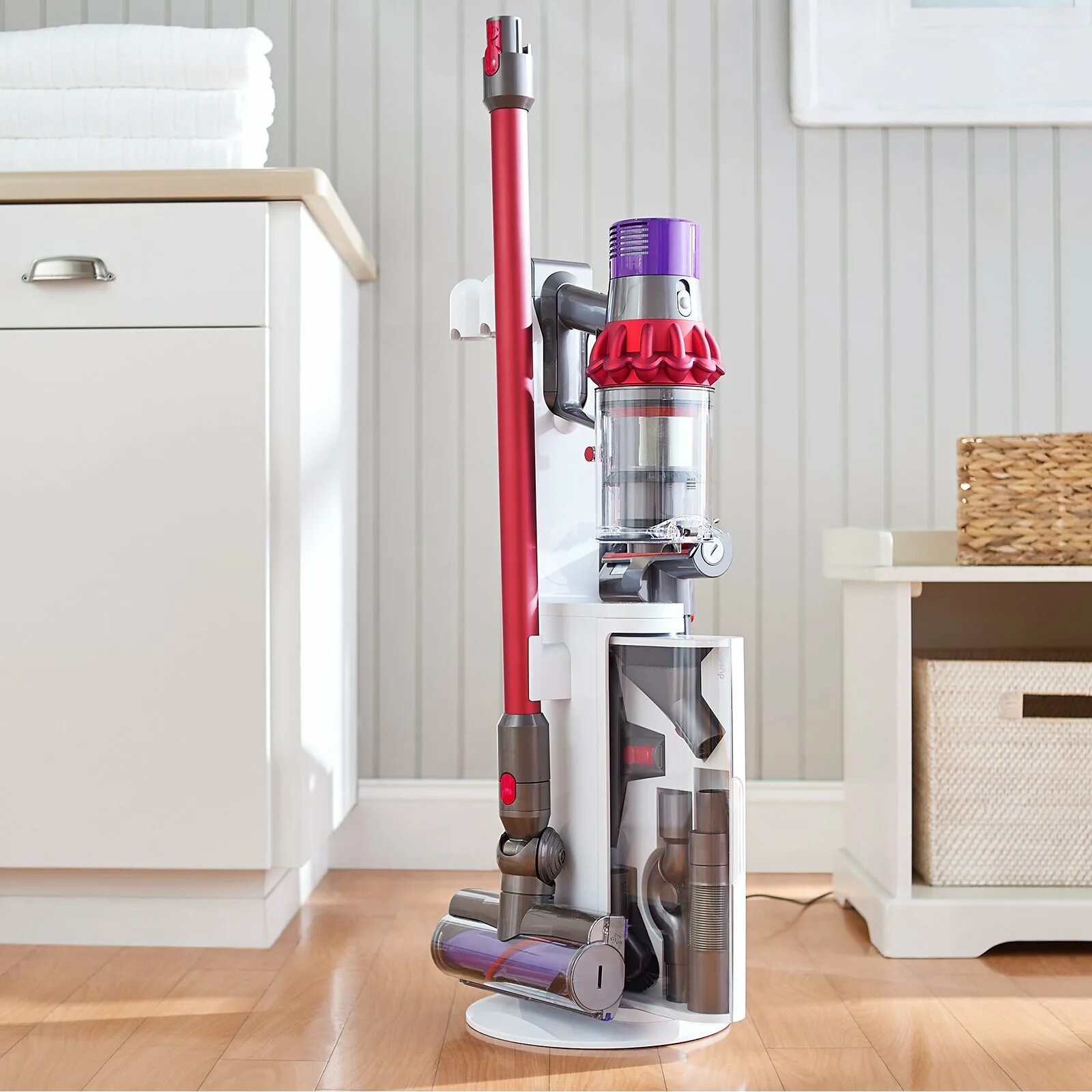 Дайсон v15 купить. Док станция Dyson v10. Напольная док станция Dyson v10. Напольная док-станция для Дайсон v15. Пылесос Дайсон v10.