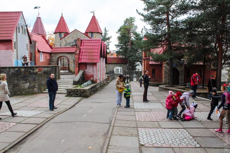 Пилигрим поездки. Андерсенград в Сосновом Бору. Сосновый Бор замок Андерсенград. Достопримечательности соснового Бора Андерсенград. Андерсенград кафе Белоснежка.