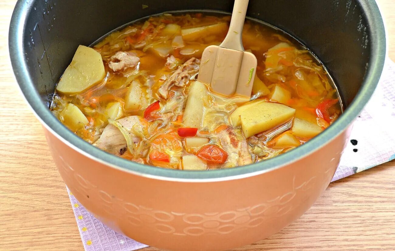 Тушеная картошка с курицей в мультиварке редмонд. Тушёная картошка с курицей в мультиварке. тушёная курица с овощами в мультиварке. тушёная картошка с овощами в мультиварке. бедрышки с картошкой в мультиварке.