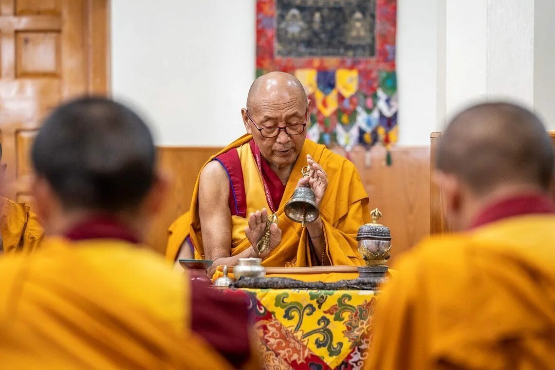 индия фото премьера-далай лама. день рождения будды 2022. обряд посвящения буддисты. посвящение в монахи 5 букв. монахи в индии посвящение как происходит.