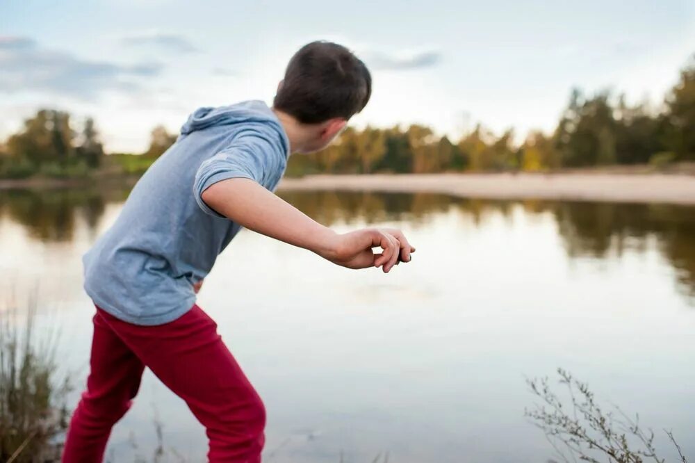 Skipping stones. Игра в блинчики на воде. Пускать блинчики по воде. Skimming Stones. Игры с водой и камнями.