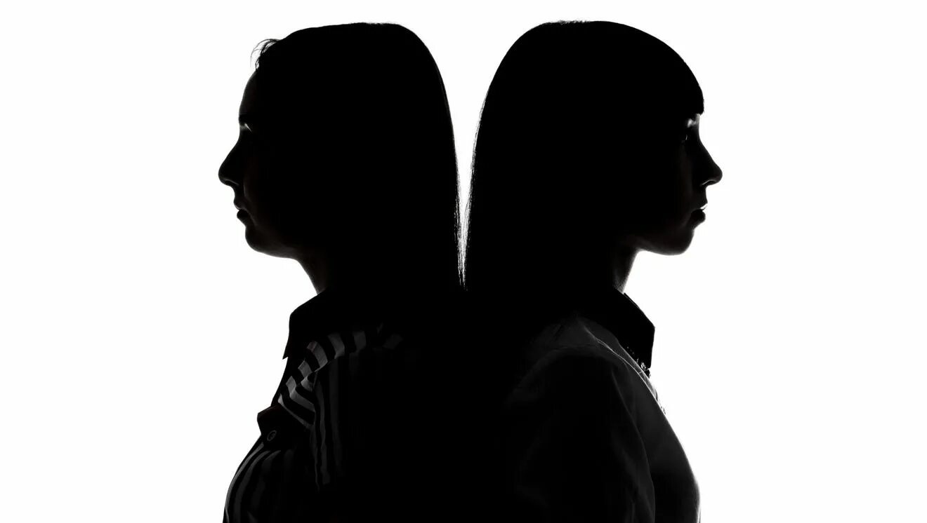 Люди спина к спине. Две девушки спиной к спине. Спина к спине. Две девушки стоят спина к спине. Две девушки спиной друг к другу.