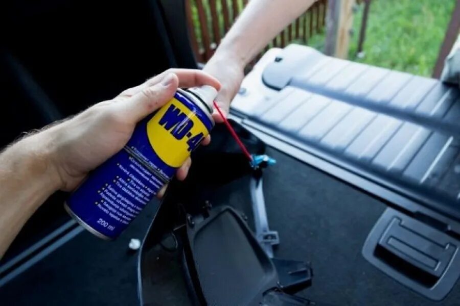 WD-40 стекло. WD -40 ВАЗ 2115. WD-40 замок машины. Скрип в салоне автомобиля.