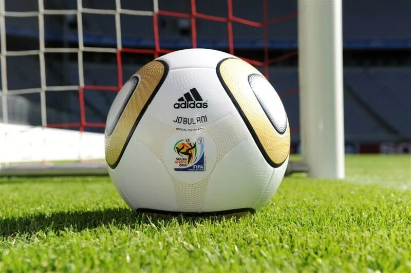 Самой дорогой мяч. Футбольный мяч Jo’bulani фирмы adidas. Самый дорогой мяч адидас. Самые крутые футбольные мячи. Самый крутой мяч в мире футбольный.