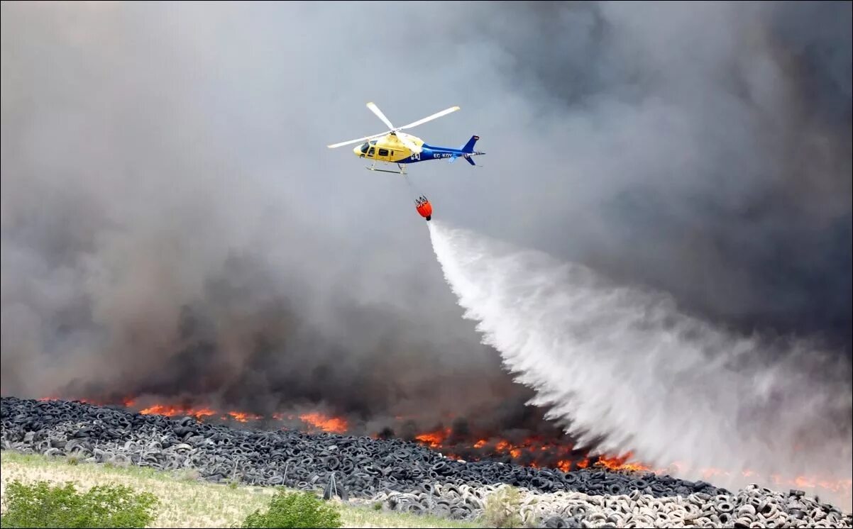 Тушение пожаров с помощью вертолетов впр. Вертолет для тушения пожаров. Тушение лесных пожаров с воздуха. Самолёт для тушения лесных пожаров. Пожарные самолеты и вертолеты.