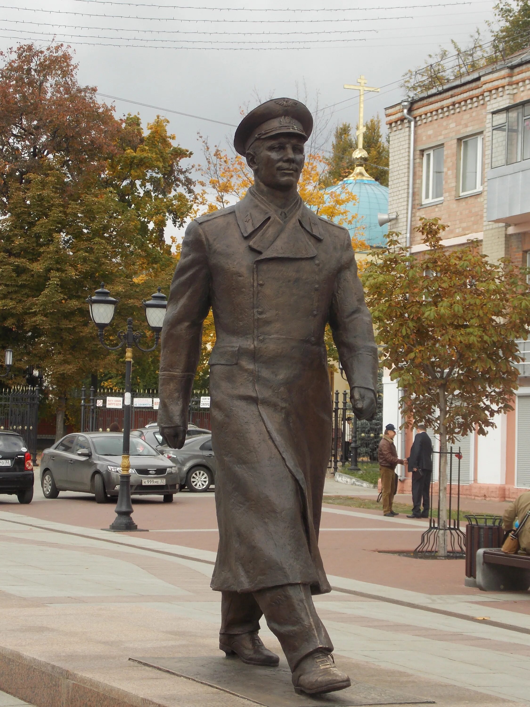 Памятник Гагарина Брянск. Гагарин памятник Брянск. Бульвар Гагарина Брянск памятник. Памятник ю а Гагарина Брянск. Погулять брянске