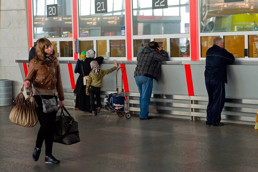 Люди на вокзале. Курский вокзал пригородные кассы. Билет на вокзал. Российские поезда. Полиция на вокзале тверь.