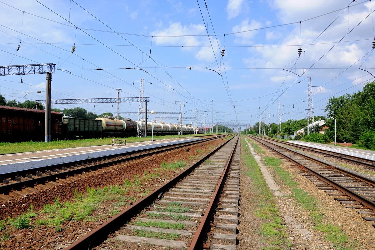 западная платформа. станция западная. платформа по рельсам. Harrow station. западный вокзал ростов на дону.