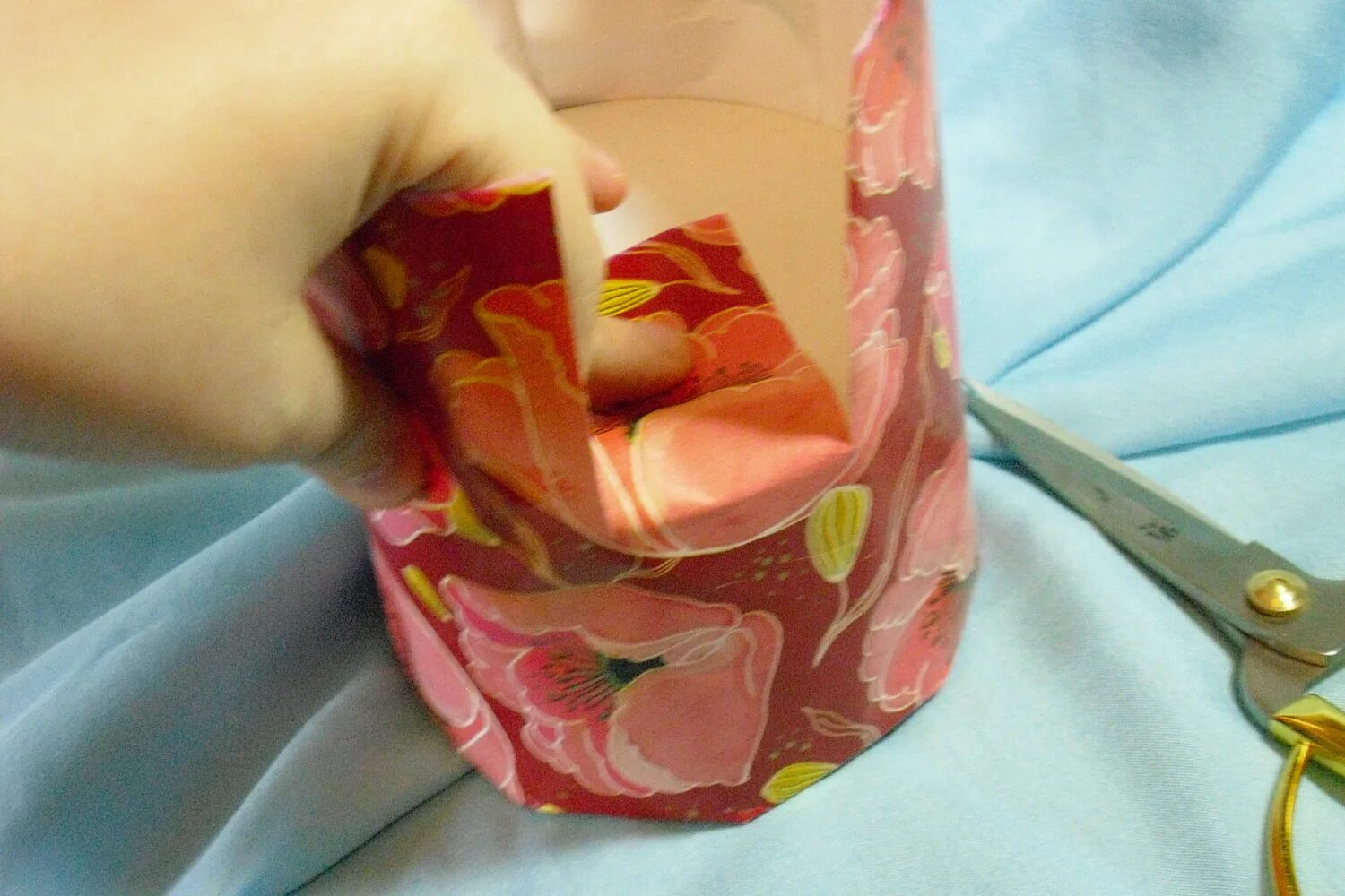 Упаковать кружку в подарочную бумагу. Подарки и упаковка. Упаковка подарков мастер класс. Цилиндр с цветами. Упаковать круглый подарок.