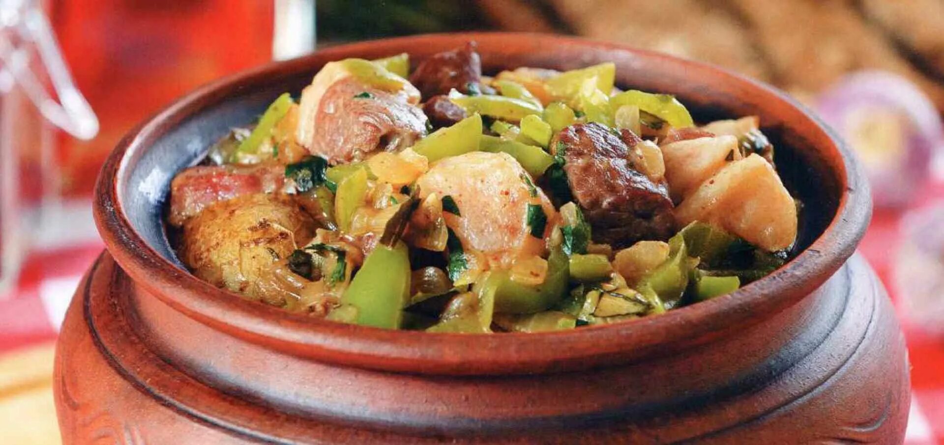 блюда в глиняном горшке. как готовить жаркое в горшочках. тюрингское жаркое в горшочке. жаркое в горшочках с овощами. овощи в горшочках в духовке.