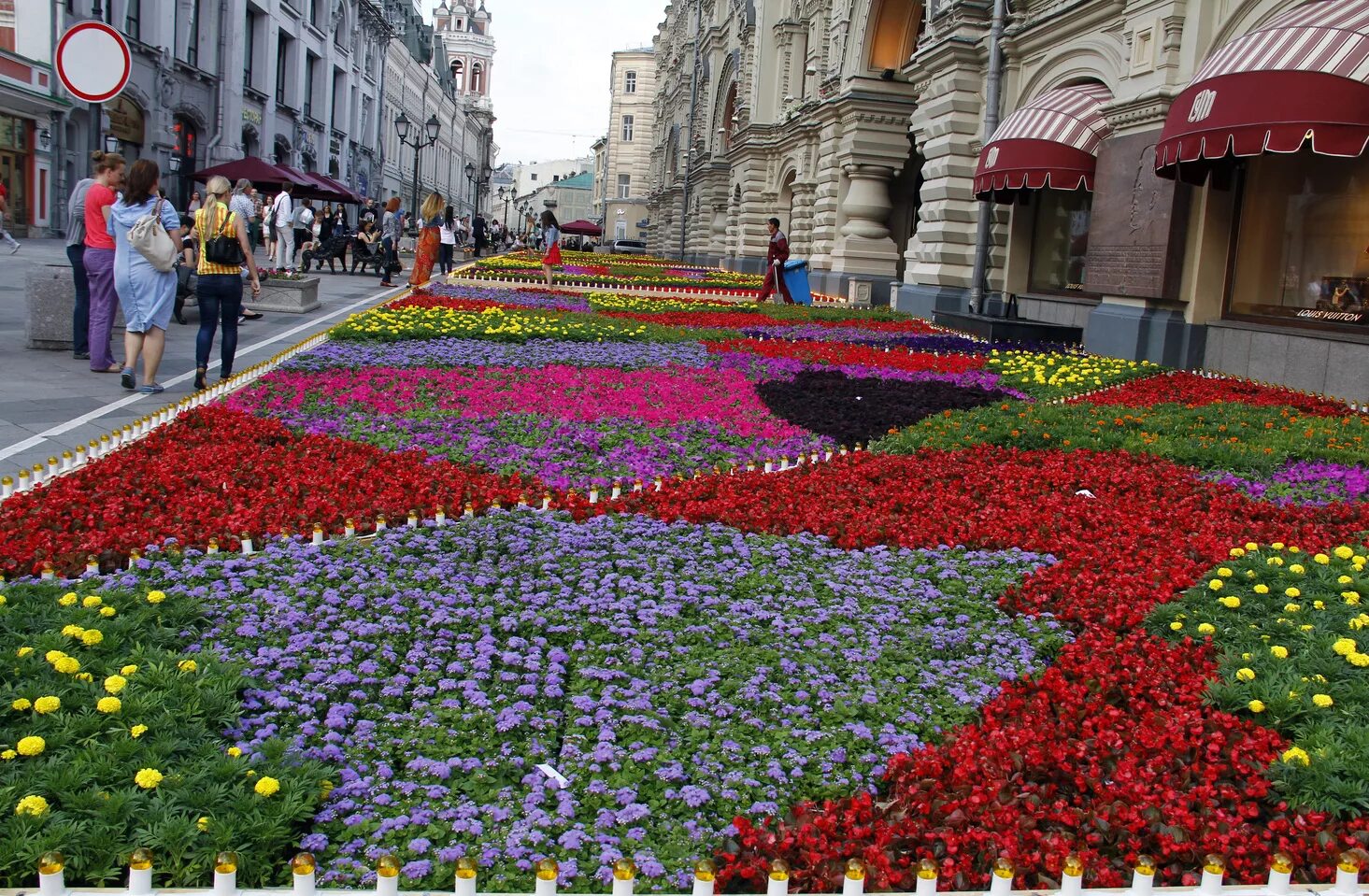 Клумбы ГУМ Москва. Клумбы на красной площади в Москве. Солнце Флоренции цветущие газоны. ГУМ цветы август 2022. Цум цветы