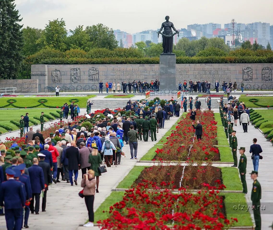 Пискаревское кладбище похоронено. Пискарёвское мемориальное кладбище Санкт-Петербург. Мемориал на Пискаревском кладбище в Санкт-Петербурге. Мемориальный комплекс на Пискаревском кладбище в с-Петербурге. Пискаревское кладбище блокада Ленинграда.