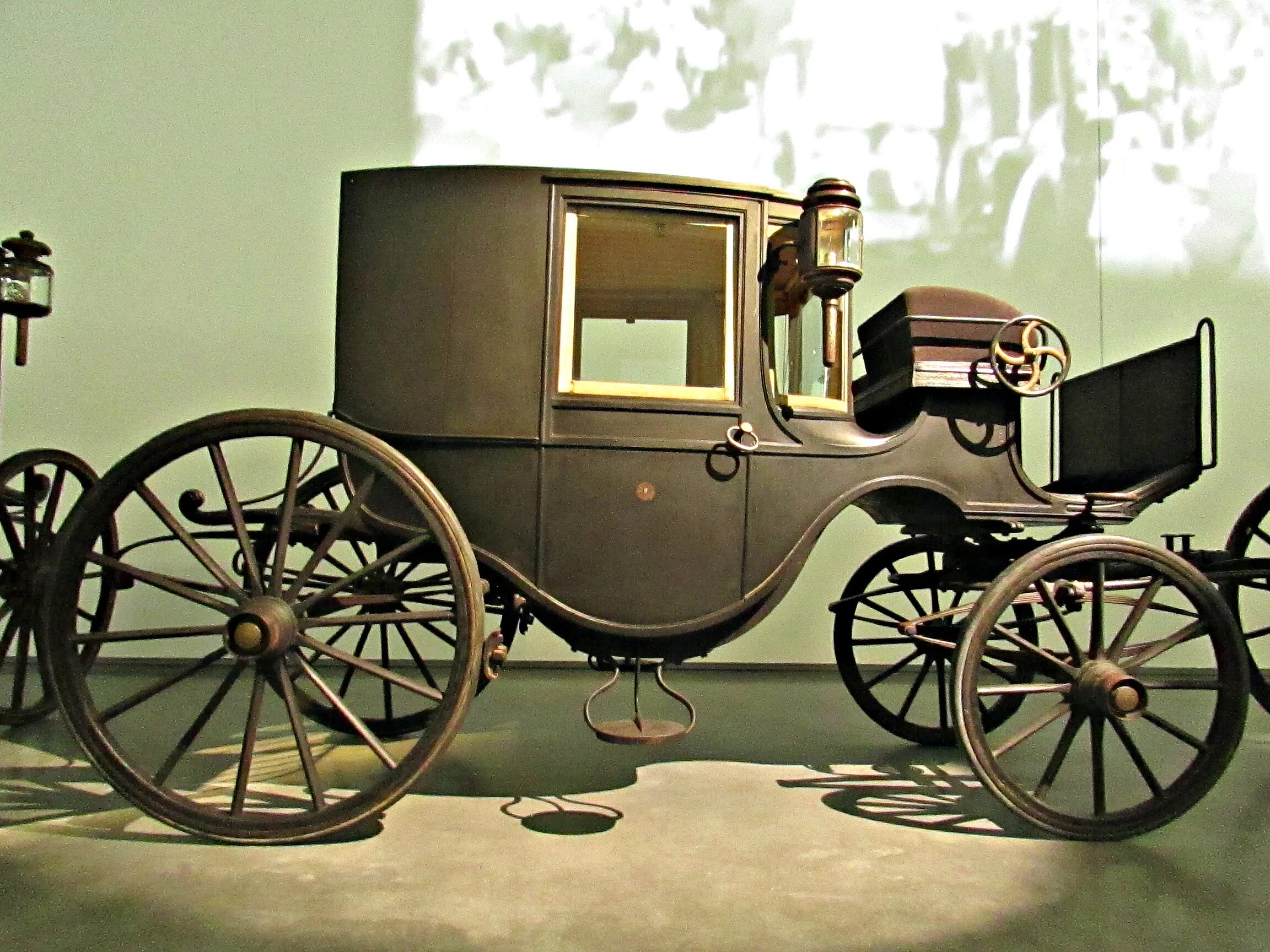 американский конный дилижанс. первые кареты. гужевая повозка с кучером. карета 19 века вид сзади. первые кареты.