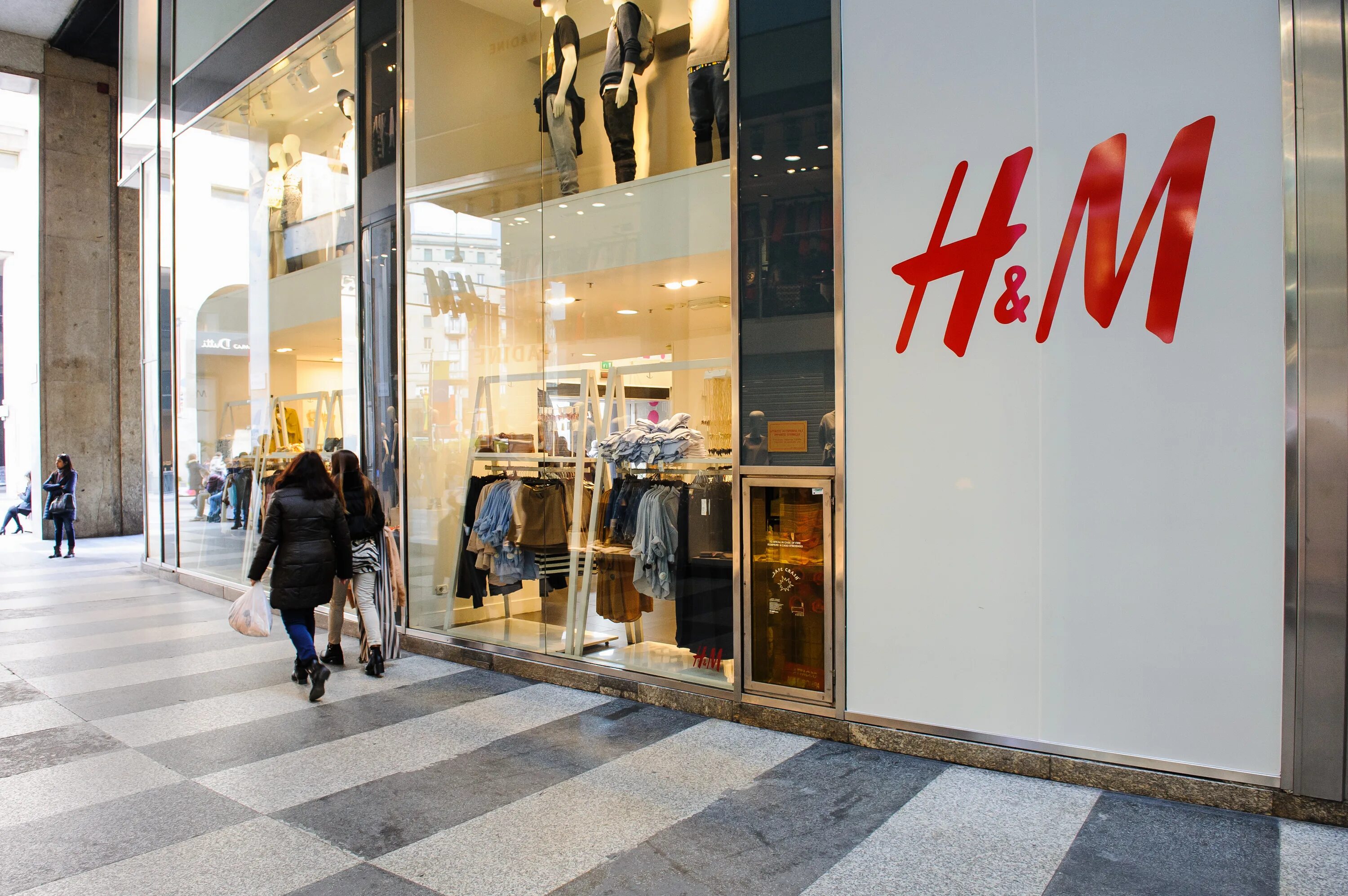 Hm poland. HM HM HM. Эйч энд эм Хеннес энд Мауриц. Шведский ритейлер h&m. Эйч энд эм магазины в Москве.