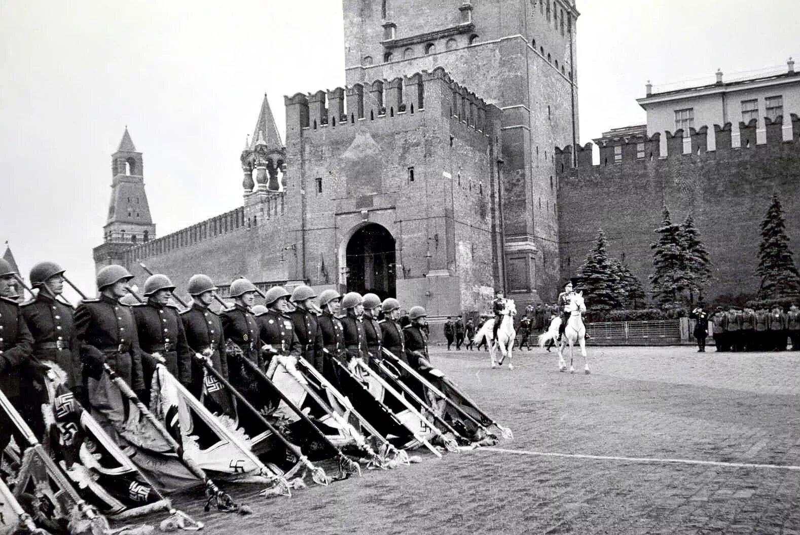 Парад победы германия. 24 Июня 1945 года в Москве состоялся парад Победы. 24 Июня 1945 года в Москве на красной площади. Парад Победы на красной площади 1945. Парад Победы 1945 Халдей.