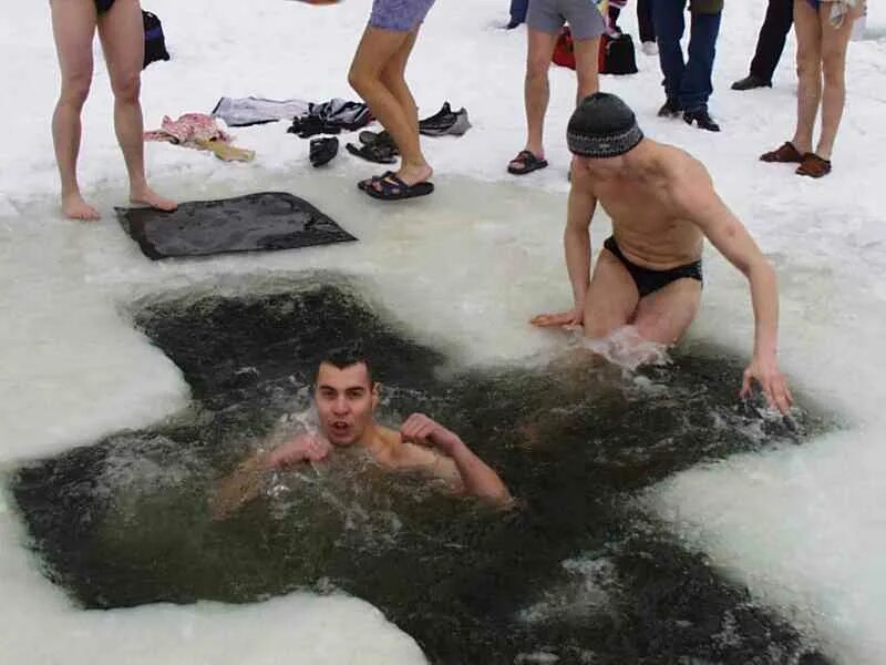 Купели в Строгино на крещение. Купание в проруби. Зимние купания в проруби. Купание в проруби на крещение. Купание после операции