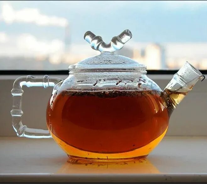 Чайник на 2 минуты. Чай в чайнике. Чай в заварнике. Заваривать чай. Чай в чайничке.