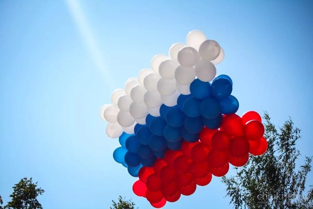 шествие 1 мая. тарфагальская площадь в новый год шествие. украшение актового зала. праздничная 22. праздник день российского флага.