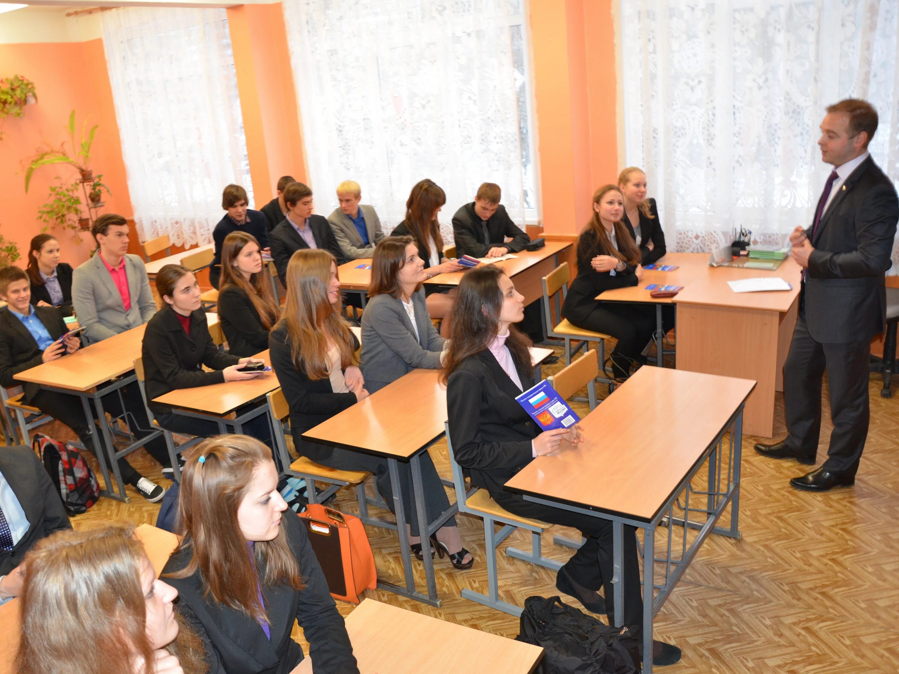 Уроки 10 11 класса. Старшеклассники на уроке. школа старшие классы. урок в старших классах. урок в старшей школе.