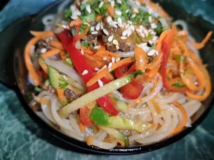 Фунчоза с колбасой и овощами