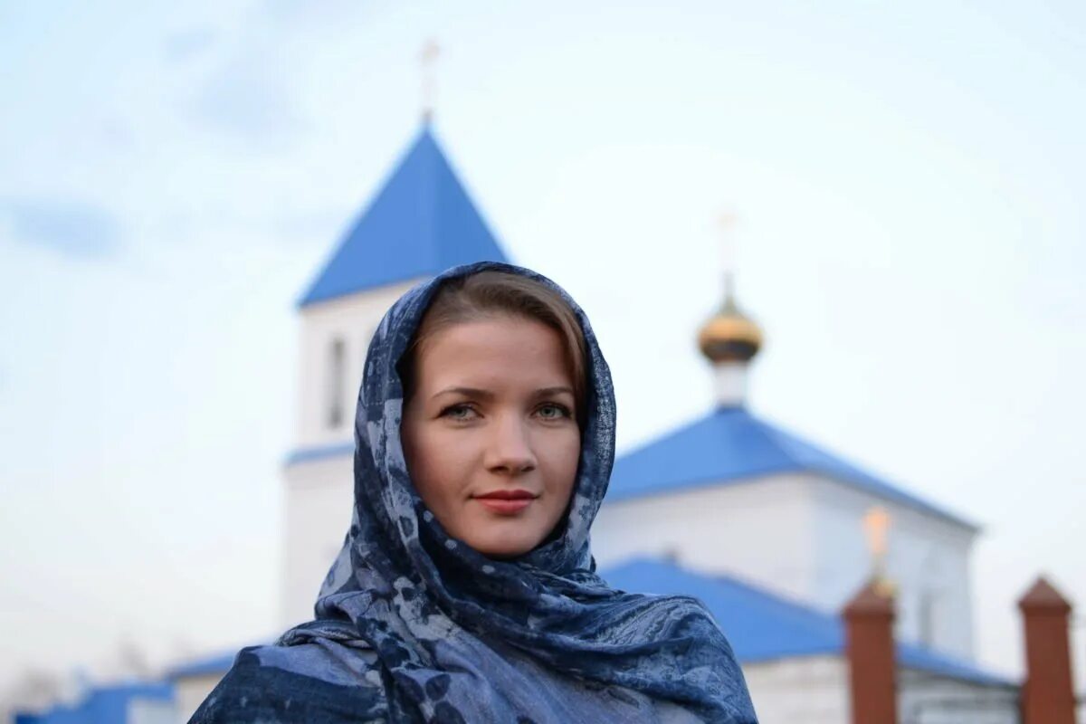 Православная женщина. Православные женщины в платках. Красивые православные девушки. Женщина в храме.
