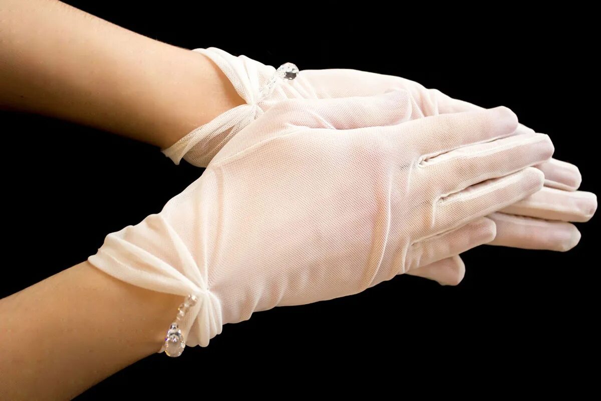 В мешке находится 29 перчаток. Белые перчатки. Выбрать перчатки. Кольца поверх перчаток. Перчатки белые высокие.