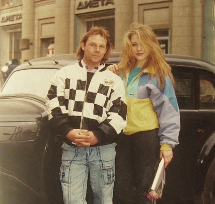 молодые люди в 90-е. фотосессия в стиле девяностых. девушки и парни 90 годов. фотосъемка в стиле 90-х. фотосессия в стиле 90-х бандиты.