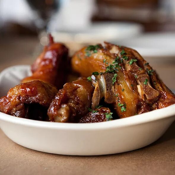 Хвосты свиные что приготовить. Свиные хвостики. Блюда из свиных хвостов. Свиные хвостики. Блюда из свиных хвостов.