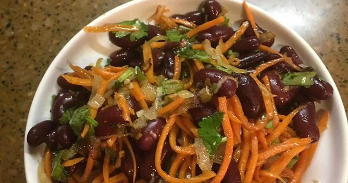 постный салат с фасолем. постный салат с фасолью. салат с кальмарами и свеклой. салат постный вкусный на поминки.