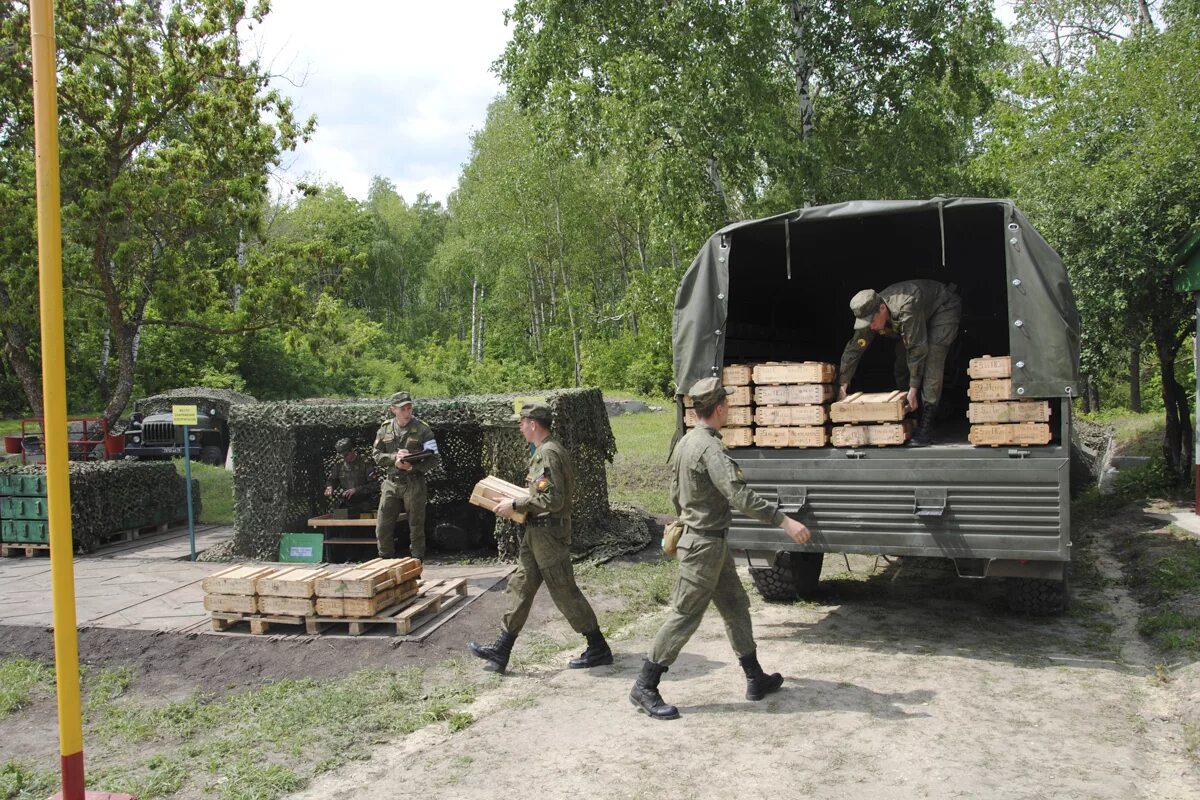 Военный пункт. Военные в полевых условиях. Подвоз боеприпасов. Разгрузка боеприпасов. Военный полевой склад.