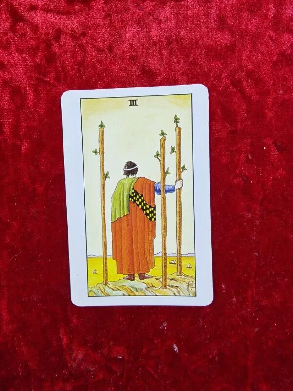 тройка жезлов сочетание карт таро. карта таро тройка чаш. тройка жезлов кубков сочетание. рыцарь жезлов перевернутый. пятерка кубков перевернутая таро.