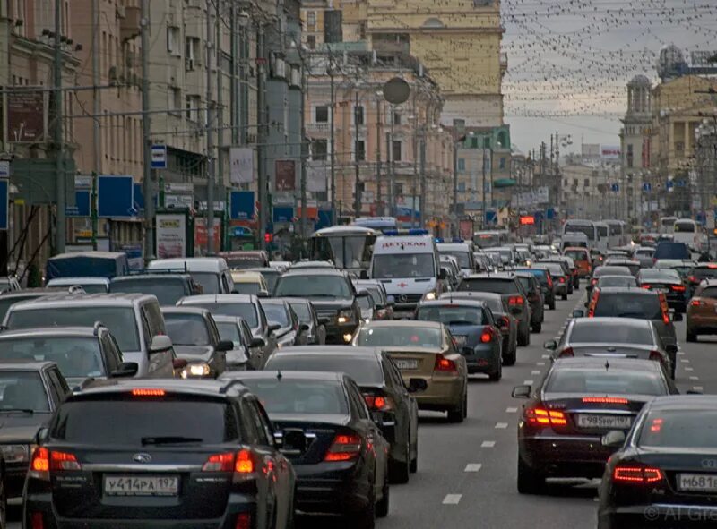 Почему сегодня пробки в москве сейчас. Пробка машин. Пробки в Москве. Поток машин. Пробки в городе.