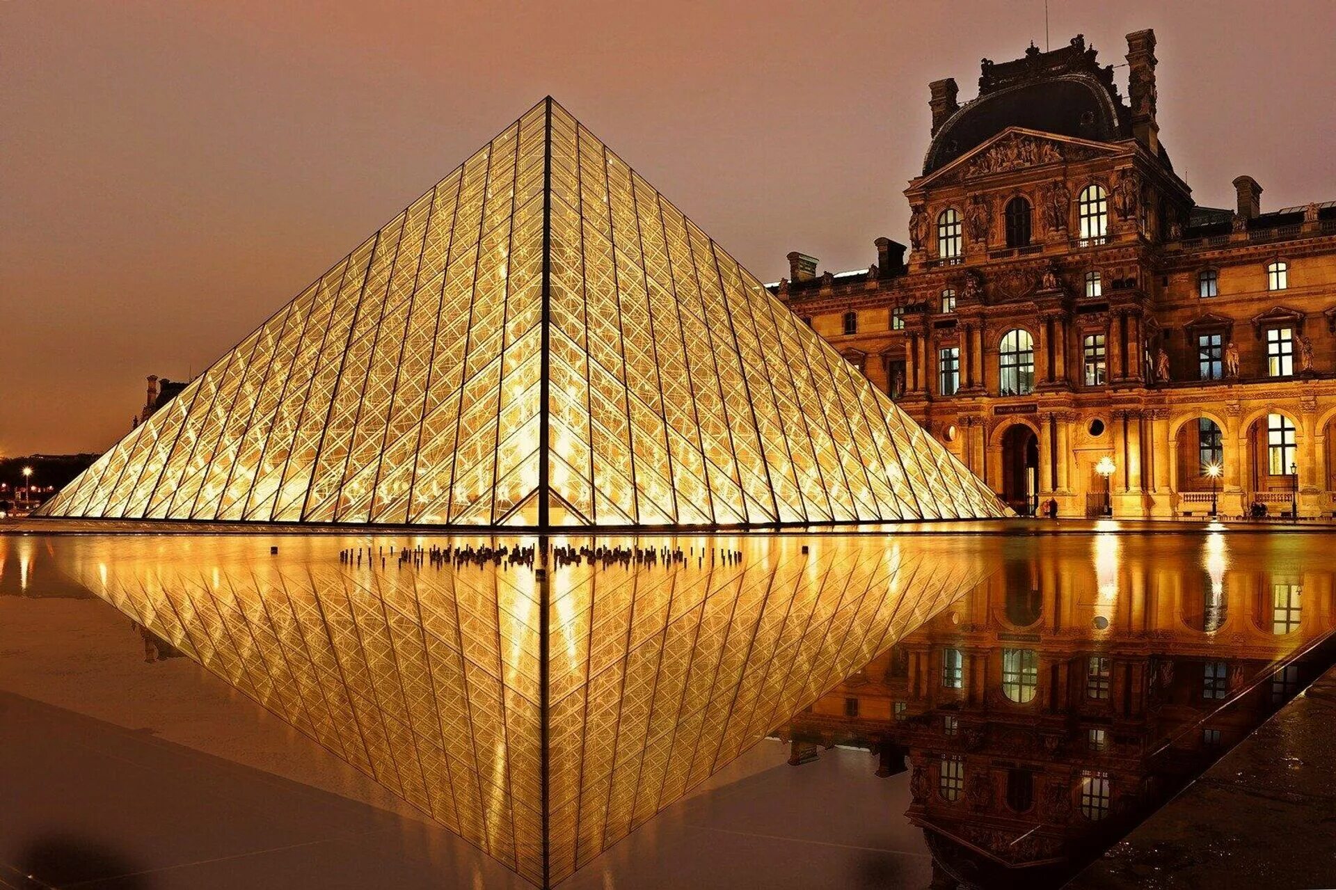 Всемирно известные здания. Лувр стеклянная пирамида. Лувр. Париж. Париж Лувр пирамида. Достопримечательности Франции музей Лувр.