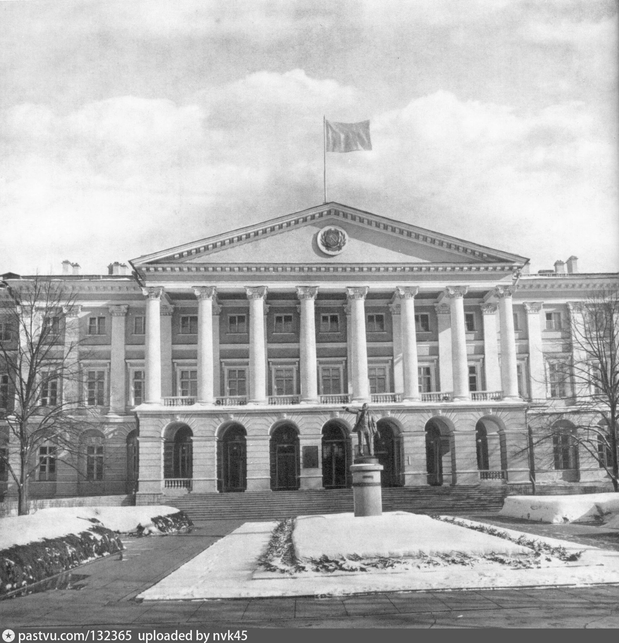 Здание благородных девиц. Смольный институт в санкт-петербурге кваренги. кваренги смольный институт благородных девиц. смольный институт благородных девиц архитектор. здание смольного института кваренги.