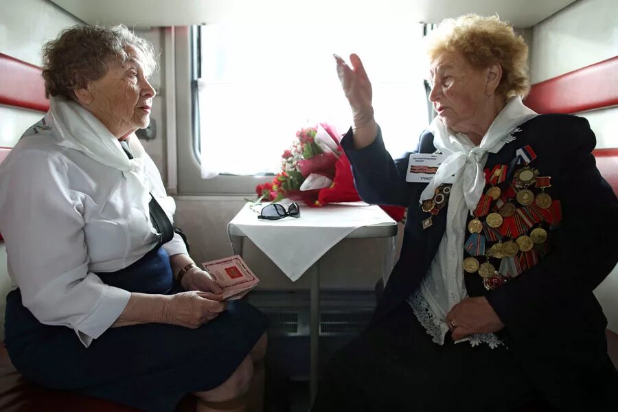 Проезд ветеранам труда на электричке. Ветераны ржд. ветераны железной дороги. пожилая женщина в поезде. пенсионеры в электричке.