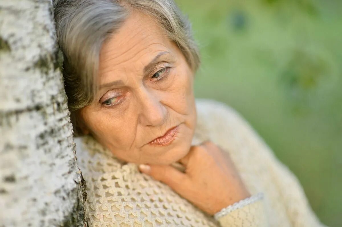 Немолодая женщина. Пожилая женщина грустит. Фотопортрет пожилой женщины. Грустная пожилая женщина.