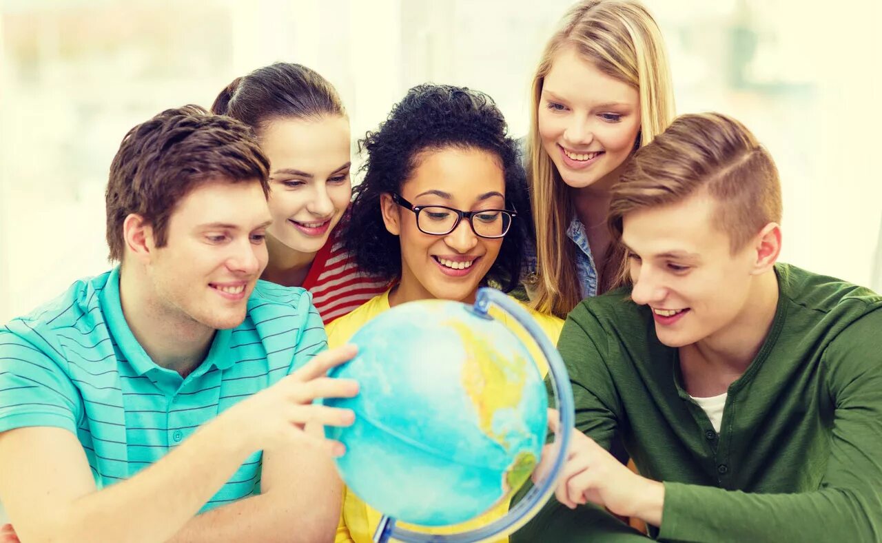счастливые студенты. красивый студент. школьники и студенты. студенчество. студенты из разных стран.