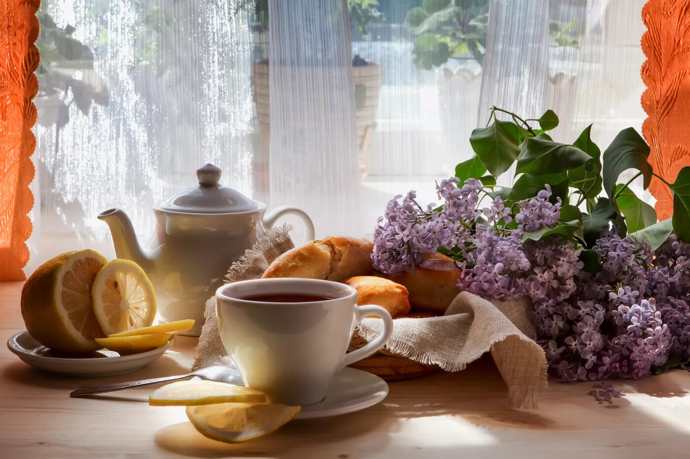 Сегодня красивый утро. Утренний натюрморт. Утреннее чаепитие. Натюрморт завтрак. Завтрак с цветами.