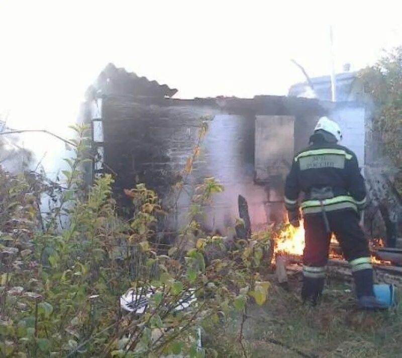 Пожар в богучарском районе. Пожар в воронеже. пожар в заброшенном доме. воронеж пожар семилукский лесхоз.