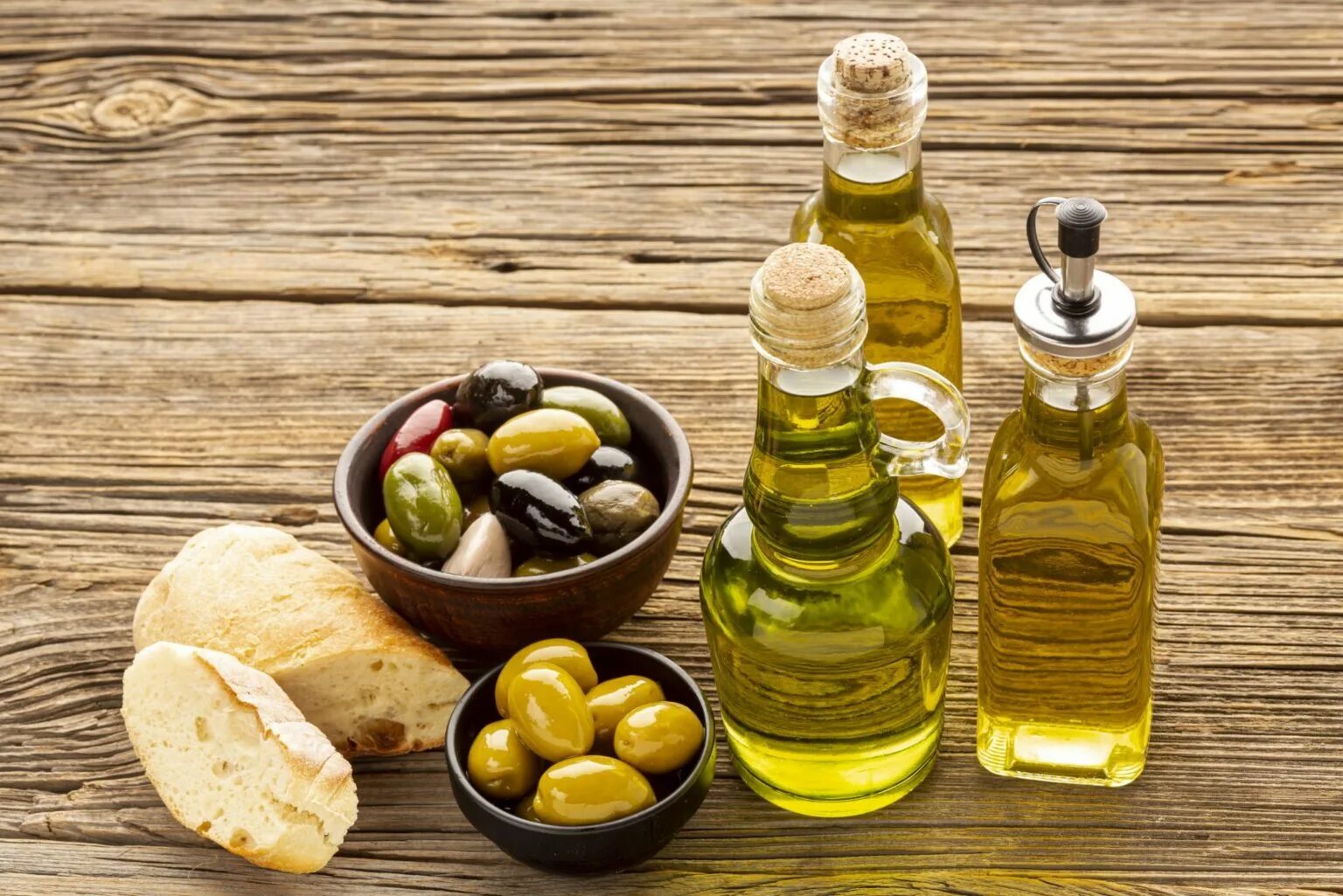 Оливковое масло. Масло подсолнечное с оливковым. Масло оливы. Оливковая масло в лечебных. Оливковое масло в пищу