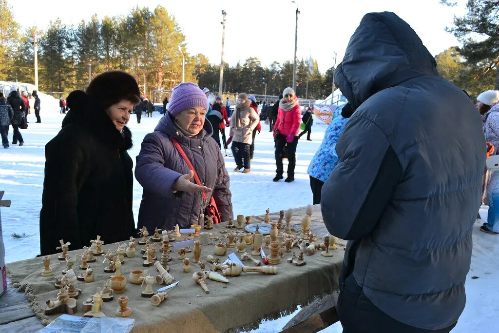 Погода в черной холунице на 10. Белая Холуница подарки. ТЮЗ белая Холуница. Погода в белой Холунице. Белая Холуница день города.