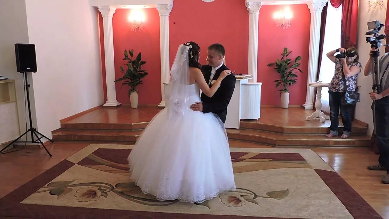 Свадьбу загс видео. Танцы в загсе. танцуют молодожены в загсе. музыкальное сопровождение в загсе что это такое. фото красивых пар свадьба загс красивый.