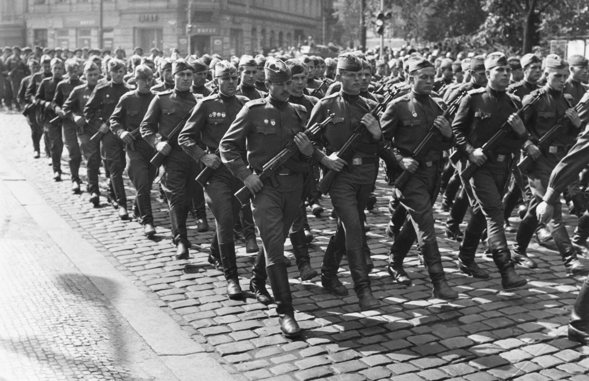 Марши во время войны. Марширующие солдаты СССР. Советские солдаты ВОВ маршируют. ВОВ 1941 Строй солдат СССР. Солдаты на параде.