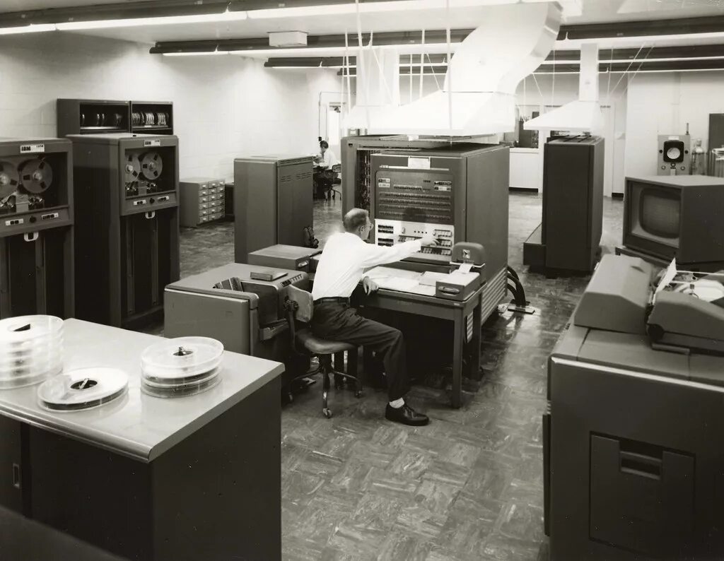 Поколение ibm. ПК IBM 704. Компьютер IBM 701. IBM 1 поколения. IBM 370 поколение ЭВМ.