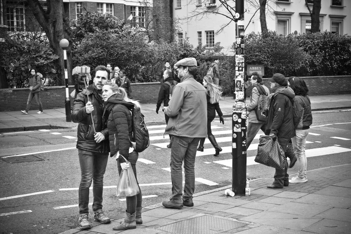 Толпа на улице города. Человек идущий через дорогу. Картинка чб толпа на улице. Abbey Road crowd.