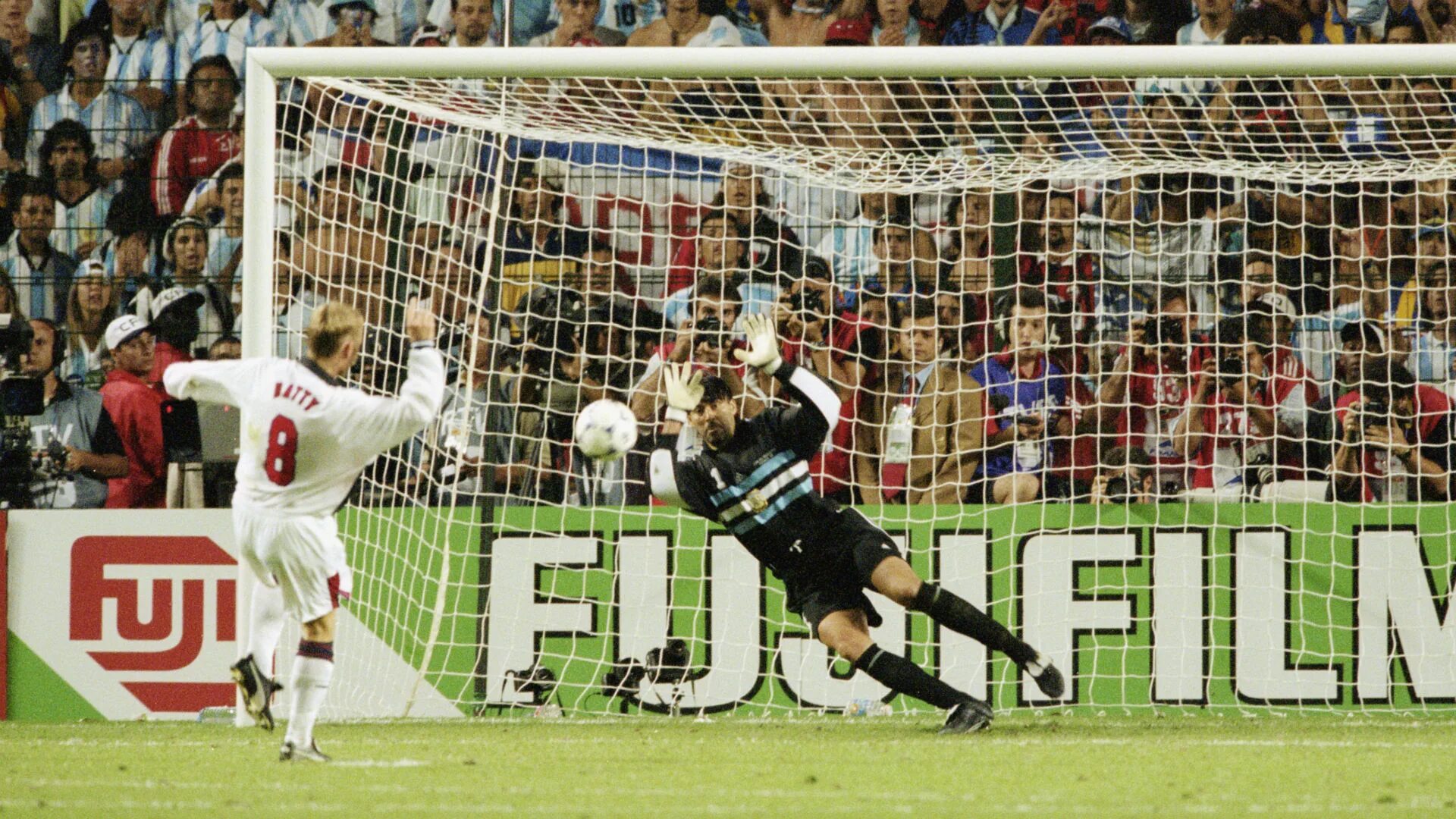 1 июня 1998. РОА вратарь Аргентина. Карлос РОА вратарь. Аргентина Англия 1998. Матч Аргентина Англия 1998.